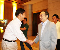 潔爾爽公司總經(jīng)理商成杰歡迎十屆全國(guó)人大常委會(huì)副委員長(zhǎng)蔣正華指導(dǎo)工作。（2008）