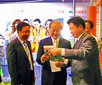 公司領(lǐng)導(dǎo)向國家紡織工業(yè)局杜鈺洲局長贈送本公司總經(jīng)理商成杰主編、紡織出版社出版的工具書（2009）