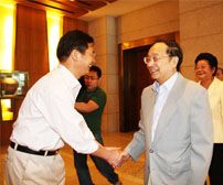 潔爾爽公司總經(jīng)理商成杰歡迎十屆全國人大常委會副委員長蔣正華指導(dǎo)工作。（2008）